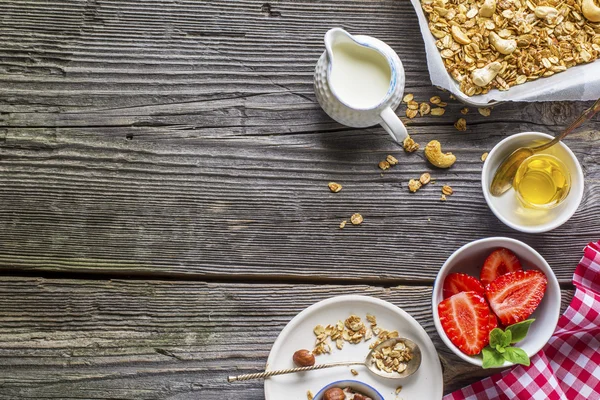 Desayuno saludable. Granola, fresa fresca y yogur —  Fotos de Stock