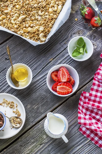 Pequeno-almoço saudável. Granola, morango fresco e iogurte — Fotografia de Stock