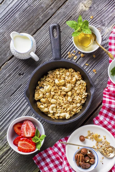 Healthy breakfast. Granola, fresh strawberry and yogurt — Stock Photo, Image