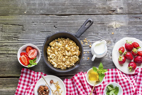 Sağlıklı kahvaltı. Granola, taze çilek ve yoğurt — Stok fotoğraf