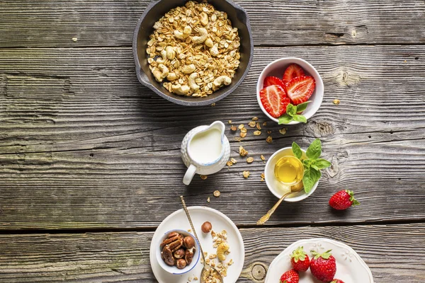 Desayuno saludable. Granola, fresa fresca y yogur —  Fotos de Stock