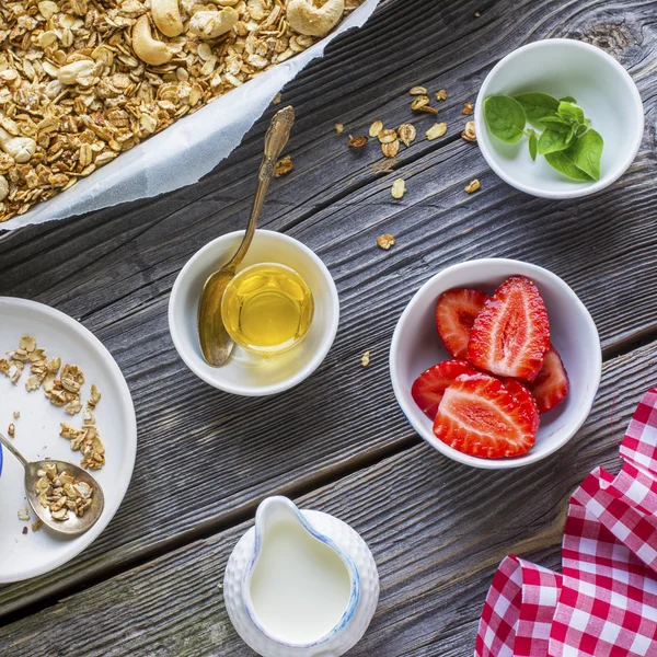 Sağlıklı kahvaltı. Granola, taze çilek ve yoğurt — Stok fotoğraf