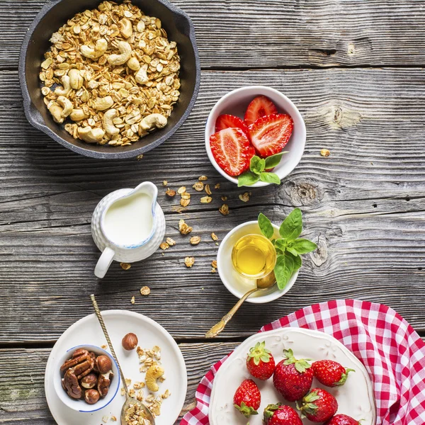 Desayuno saludable. Granola, fresa fresca y yogur —  Fotos de Stock