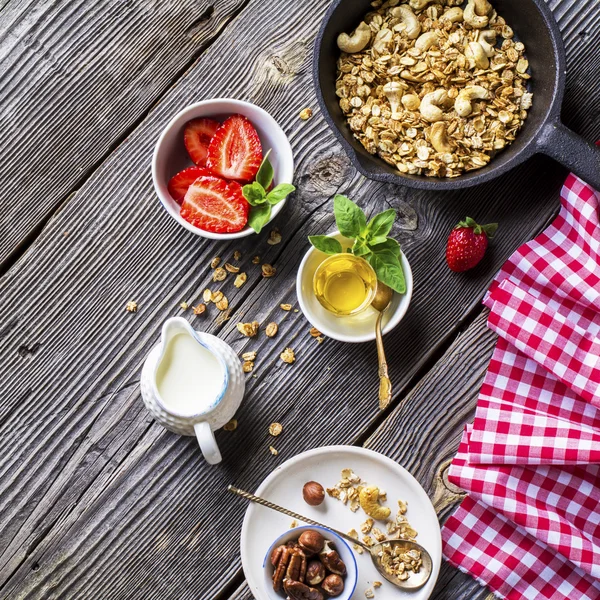 Healthy breakfast. Granola, fresh strawberry and yogurt — Stock Photo, Image
