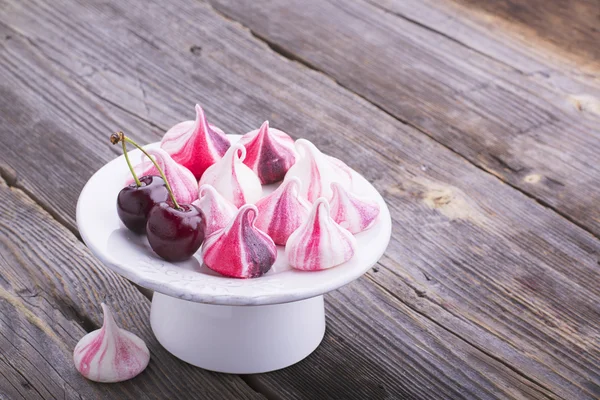 Dulce hecho a mano blanco rojo merengue remolinos —  Fotos de Stock