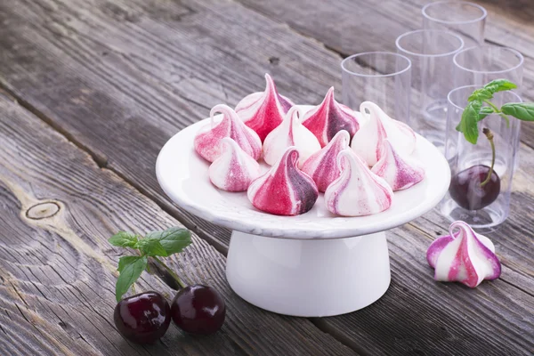 Dulce hecho a mano blanco rojo merengue remolinos —  Fotos de Stock