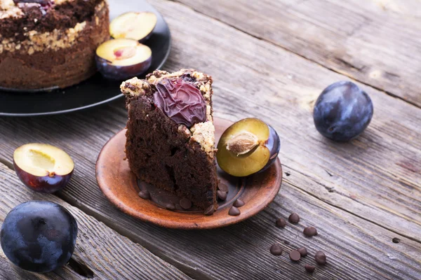 Pedazo de pastel de ciruela de chocolate —  Fotos de Stock