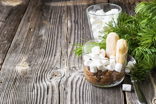 Farinha de aveia de chocolate com leite de farelo de aveia é decorado marshmallow — Fotografia de Stock