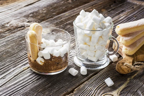 Farine d'avoine au chocolat au lait de son d'avoine est décorée guimauve — Photo