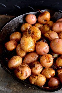 Bütün kızarmış patatesle et