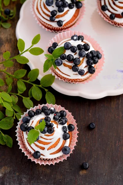Cupcake fatti in casa con glassa e mirtilli — Foto Stock