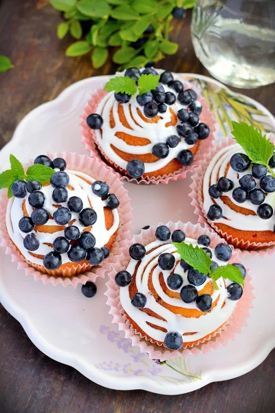 Hausgemachte Cupcakes mit Zuckerguss und Blaubeeren — Stockfoto