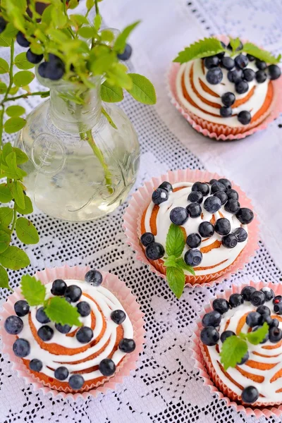 Cupcakes maison avec glaçage et bleuets — Photo