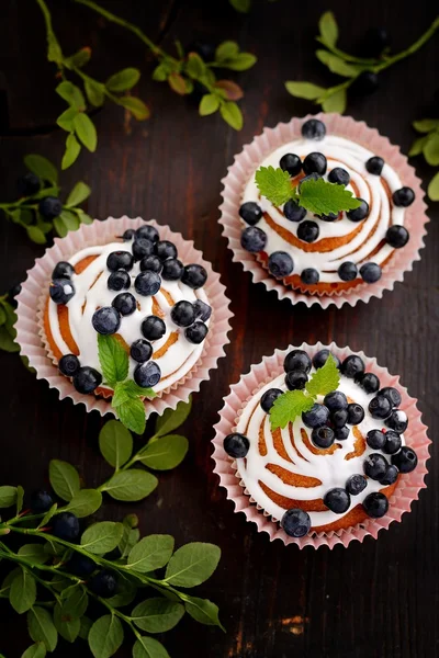 Hausgemachte Cupcakes mit Zuckerguss und Blaubeeren — Stockfoto