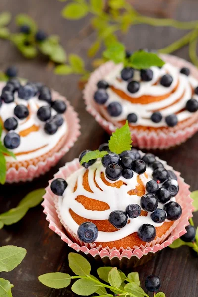 Zelfgemaakte cakejes met slagroom en bosbessen — Stockfoto