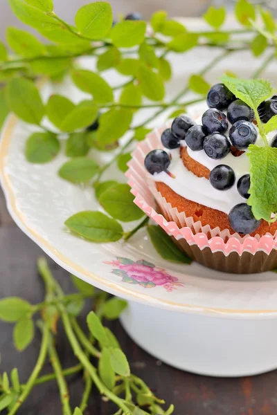 Zelfgemaakte cakejes met slagroom en bosbessen — Stockfoto