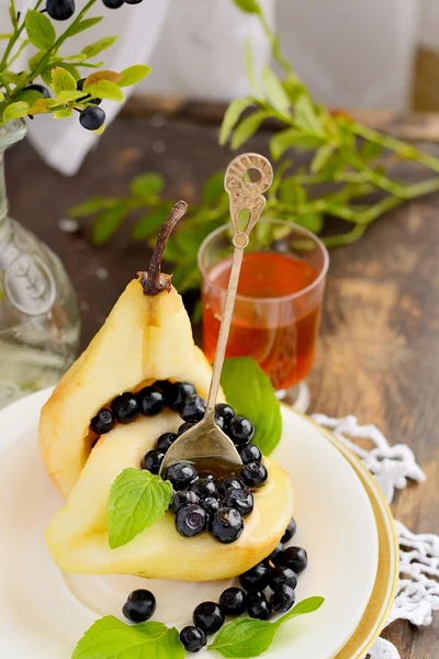 Birne mit Blaubeeren und Honig — Stockfoto