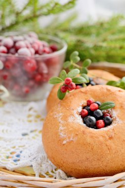 çilek, eski ahşap masaya servis ile ev yapımı çörekler tabak