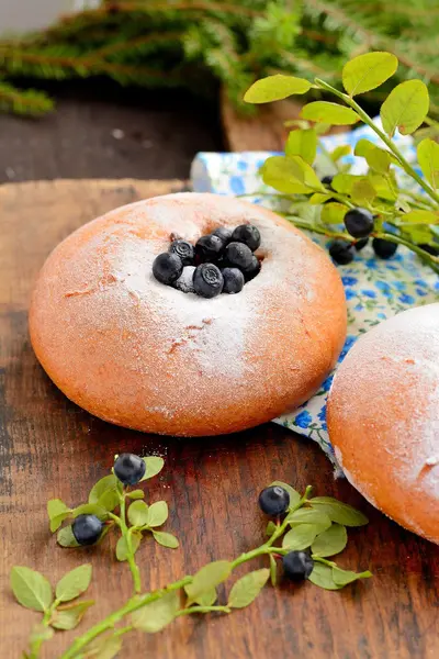Plate of homemade buns with berries, served on old wooden table — Stock Photo, Image