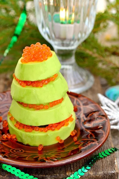 Albero di Natale di cerchi avocado e caviale rosso — Foto Stock