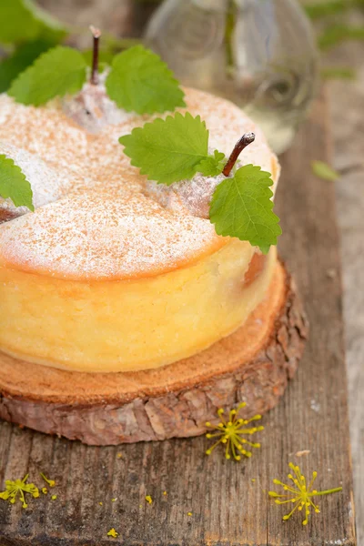 Käsekuchen mit Birnen — Stockfoto