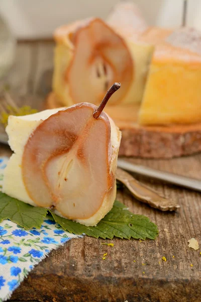 Tarta de queso con peras —  Fotos de Stock