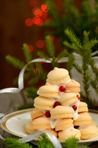 Petit sapin de Noël de biscuits faits maison avec branches de sapin — Photo