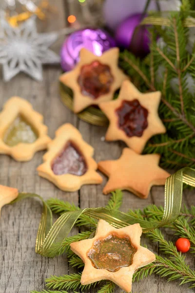 Galletas de Navidad con ventanas de caramelo —  Fotos de Stock