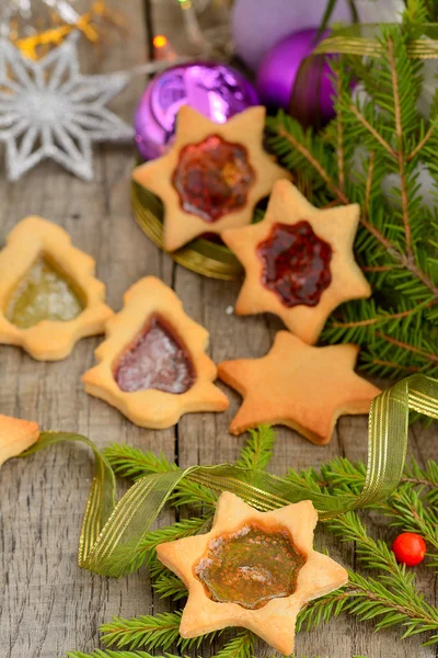 Biscotti natalizi con finestre caramellate — Foto Stock