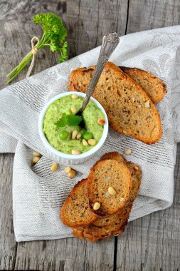 Yeşil bezelye Humus ile çam fıstığı ve ince kruton