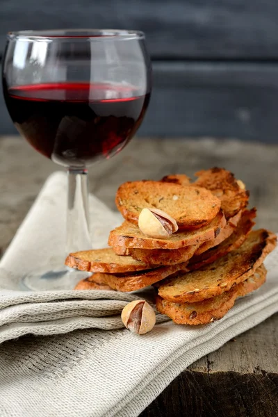 Croutons finos pistachos y una copa de vino tinto —  Fotos de Stock