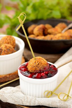 Kızılcık soslu köfte