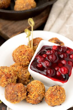 Kızılcık soslu köfte