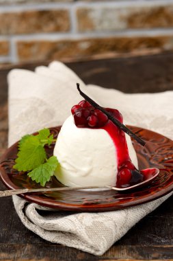 kremalı tatlı taze meyveleri .selective odak