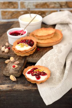 tartlets krem, berry sos ve antep fıstığı