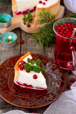 ahşap bir masa üzerinde cranberries ile peynir pasta