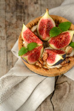 taze tart veya incir, krem ve nane ile pasta