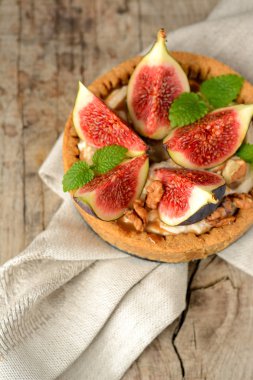 taze tart veya incir, krem ve nane ile pasta
