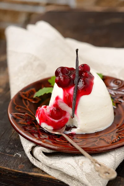 Delicious creamy dessert with fresh berries .Selective focus — Stock Photo, Image