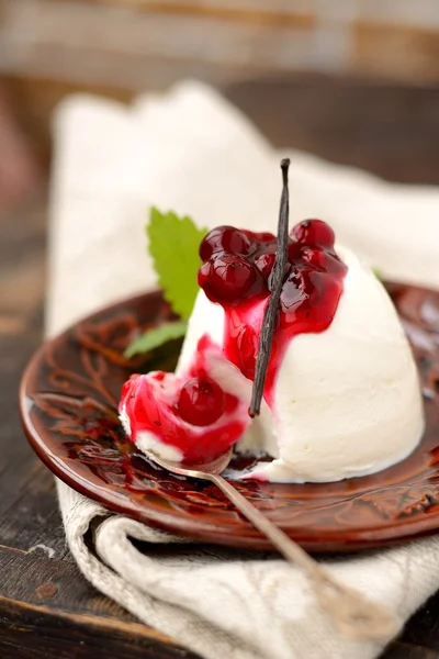 Deliciosa sobremesa cremosa com frutas frescas. Foco seletivo — Fotografia de Stock