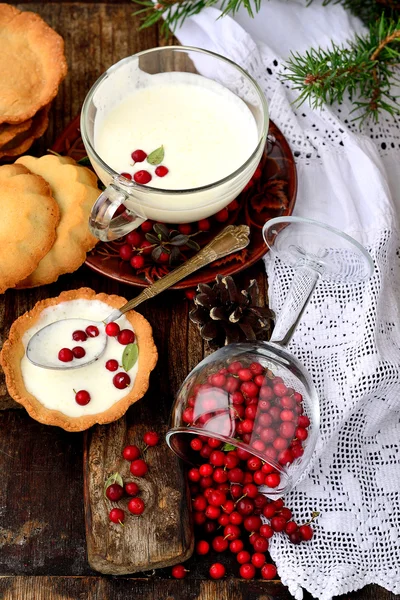 Tranbär tårta med vit chokladmousse — Stockfoto