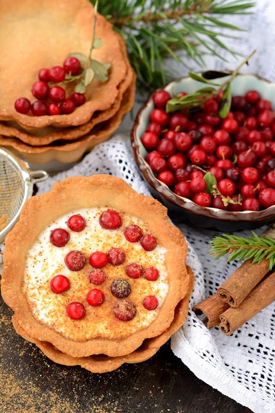 Torta de cranberries com mousse de chocolate branco — Fotografia de Stock