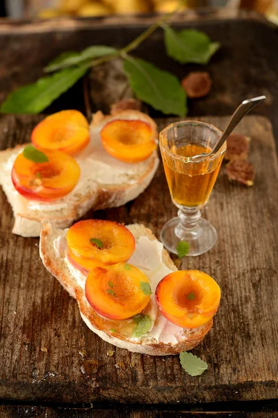 Sanduíches abertos com pêssego e mel — Fotografia de Stock