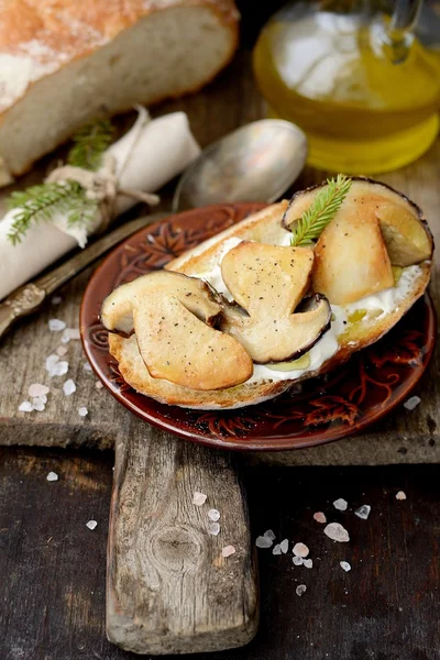 Sándwiches con champiñones y crema agria —  Fotos de Stock