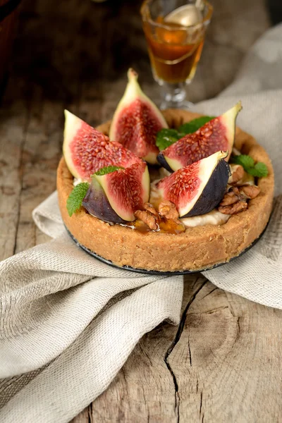 Fresh tart or pie with figs, cream and mint — Stock Photo, Image