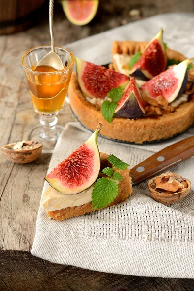 Tart peça com creme de caramelo e figos frescos servidos em um guardanapo de linho — Fotografia de Stock