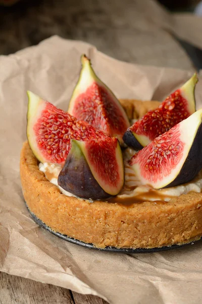 Fresh tart or pie with figs, cream and mint — Stock Photo, Image