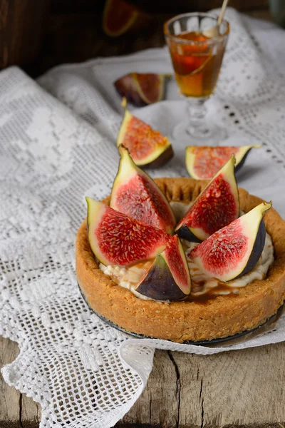 Fresh tart or pie with figs, cream and mint — Stock Photo, Image