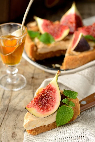 Piece Tart with caramel cream and fresh figs served on a linen napkin — Stock Photo, Image