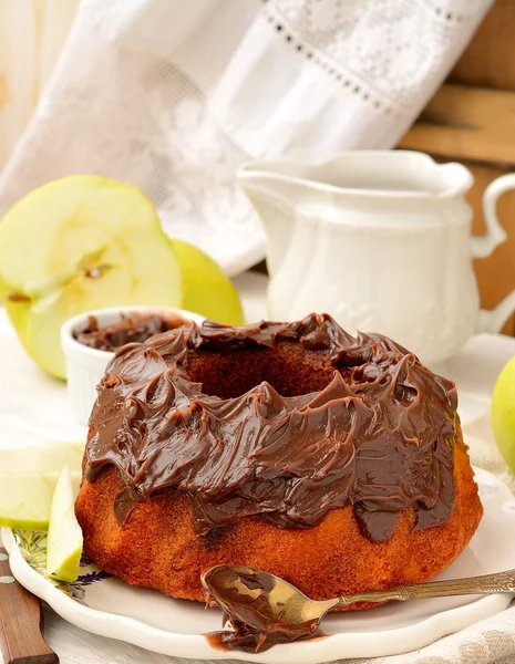 Bolo de mármore branco e chocolate escuro — Fotografia de Stock